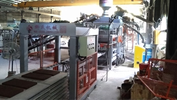 液壓磚機生產(chǎn)現(xiàn)場